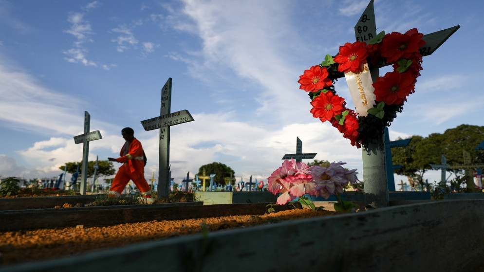 قبور أشخاص ماتوا بسبب فيروس كورونا، في مقبرة بماناوس، ولاية أمازوناس، البرازيل، 7 تموز/يوليو 2021. (رويترز)