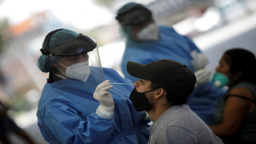 يطبق العاملون في مجال الرعاية الصحية اختبارًا سريعًا على الأشخاص في موقع اختبار مؤقت لمرض فيروس كورونا، مكسيكو سيتي، المكسيك، 16 تموز/يوليو 2021. (رويترز)