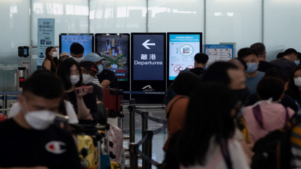 مسافرون باتجاه صالة المغادرة في مطار هونغ كونغ الدولي .18 تموز/يوليو 2021.(أ ف ب)