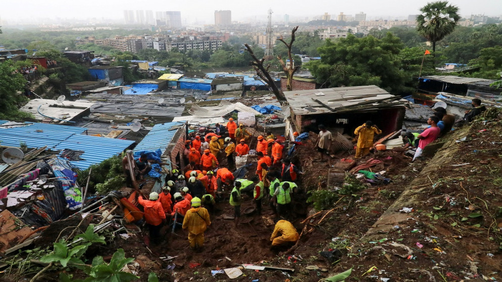 عمال الإنقاذ يبحثون عن ناجين بعد انهيار منزل سكني بسبب الانهيار الأرضي الناجم عن هطول الأمطار الغزيرة في مومباي بالهند، 18 تموز/يوليو 2021. (رويترز / نيهاريكا كولكارني)