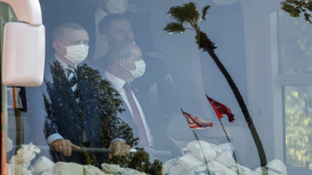 الرئيس التركي رجب طيب أردوغان (يسار) في حافلة متجهة إلى شمال قبرص التركية. 19/07/2021. (بيرول بيبك / أ ف ب)