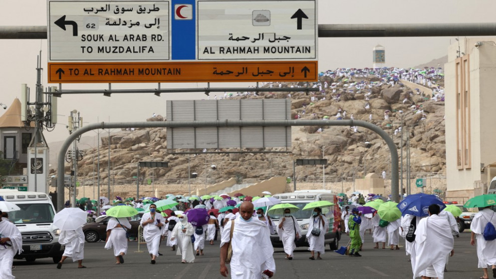 حجاج حول جبل عرفات جنوب شرق مدينة مكة المكرمة، حيث أدوا أهم أركان مناسك الحج عشية عيد الأضحى. 19/07/2021. (فايز نور الدين / أ ف ب)