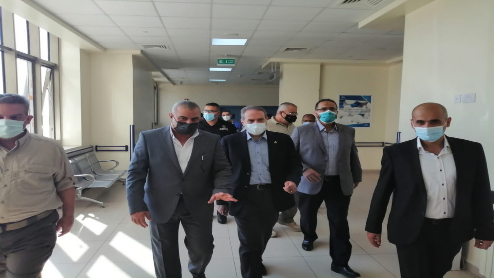 وزير الصحة فراس الهواري خلال تفقده مستشفيات ومراكز صحية. (بترا)