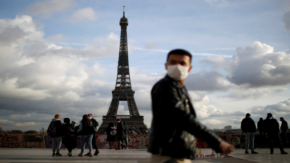 رجل يرتدي كمامة ويسير في ميدان تروكاديرو بالقرب من برج إيفل في باريس وسط تفشي مرض فيروس كورونا في فرنسا، 22  كانون الثاني/يناير 2021. (رويترز / غونزالو فوينتيس)