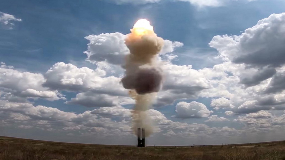 أحدث نظام أسلحة صاروخي للدفاع الجوي من طراز إس-500 أثناء قيامه بإجراء تدريبات بالذخيرة الحية لضرب هدف باليستي عالي السرعة في ملعب تدريب كابوستين يار في روسيا، 20 تموز/يوليو 2021. (أ ف ب)