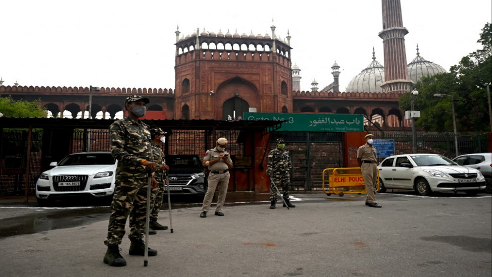 قوات الأمن تحرس مسجد الجامع خلال عيد الأضحى في نيودلهي .21 يوليو 2021. (أ ف ب)