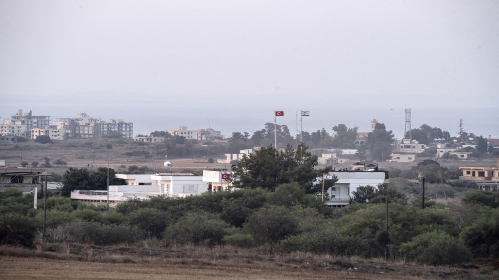 صورة مأخوذة من نقطة عبور ديرينيا في منطقة فاماغوستا في شرق قبرص تُظهر مبنى عسكريًا في الجمهورية التركية لشمال قبرص المزعومة، 19 تموز/يوليو 2021. (أ ف ب)