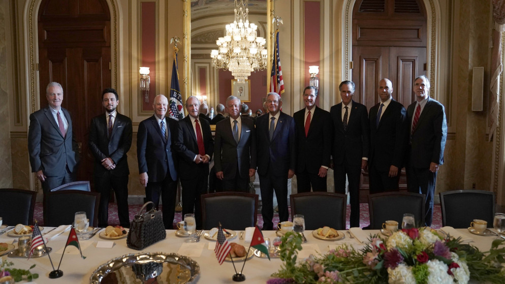الملك مع أعضاء في لجنة العلاقات الخارجية في مجلس الشيوخ. (الديوان الملكي)