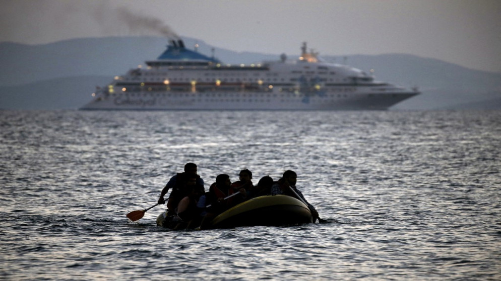 صورة سابقة لمهاجرين عبر قارب وصلوا إلى جزيرة يونانية. (أ ف ب)