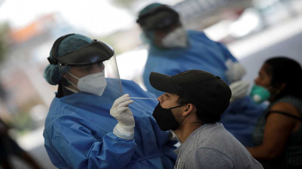 سحب عينة من شخص لإجراء اختبار الكشف عن فيروس كورونا في المكسيك. (رويترز)