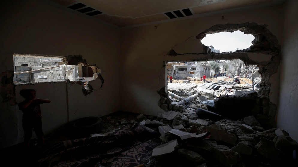 فتاة تقف في منزل مدمر بعد العدوان الإسرائيلي على قطاع غزة. (رويترز)