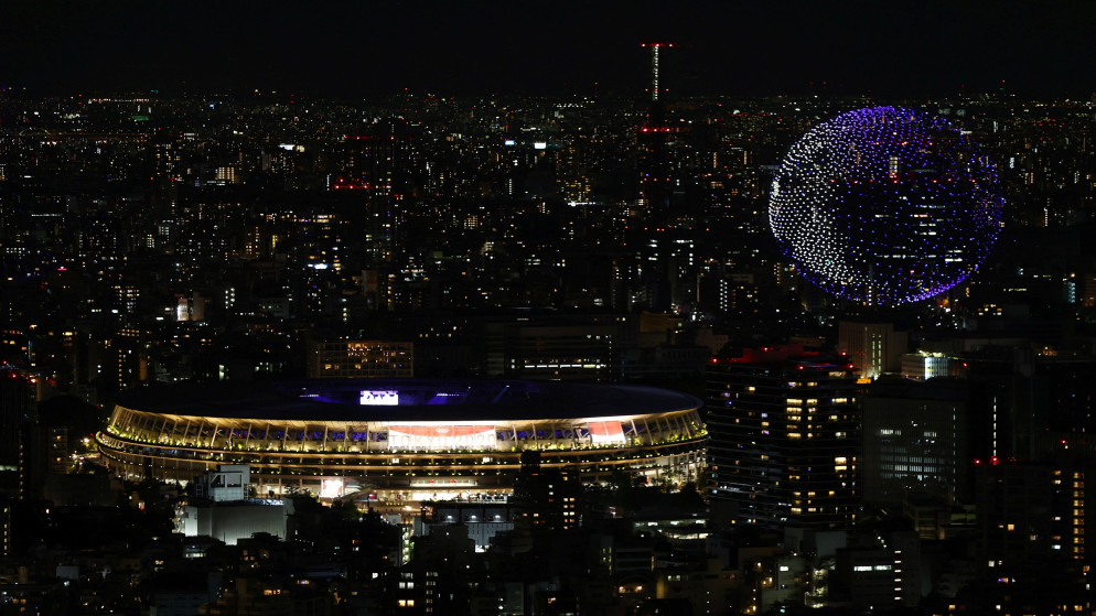طائرات بدون طيار تشكل الكرة الأرضية فوق الملعب الأولمبي في حفل افتتاح أولمبياد طوكيو. (رويترز)