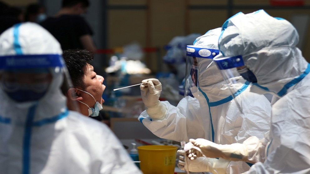 سحب عينة من شخص لإجراء فحص الكشف عن فيروس كورونا في الصين. (رويترز)