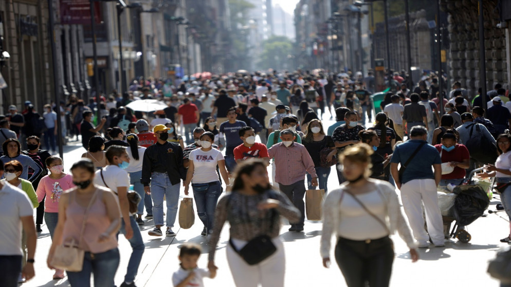 أشخاص يسيرون بالقرب من ميدان زوكالو، مع استمرار تفشي فيروس كورونا، مكسيكو سيتي، المكسيك، 24 تموز/ يوليو 2021. (رويترز)