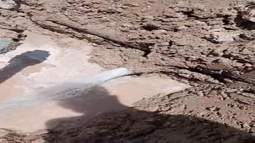 جانب من عملية ضبط 5 مزارع في منطقة جلعد بمحافظة البلقاء تعتدي على خطوط مياه وتسحب كميات كبيرة من المياه.(وزارة المياه)