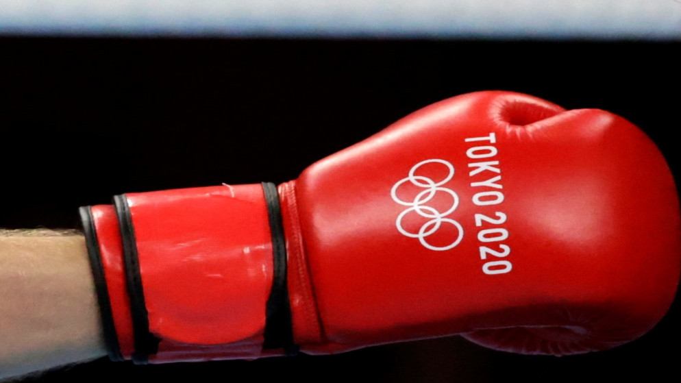قفاز ملاكمة في أولمبياد طوكيو. (رويترز)