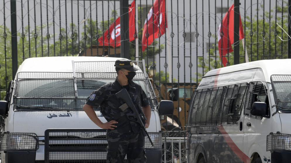 شرطي تونسي يقف أمام البرلمان في تونس العاصمة. 27 يوليو 2021. (أ ف ب)