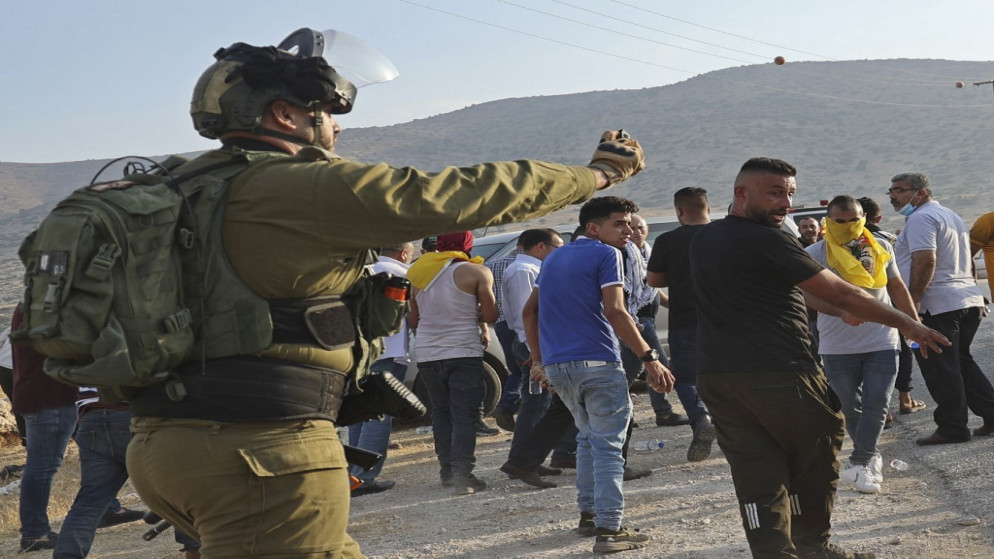 قوات الاحتلال تستخدم غاز الفلفل لتفريق فلسطينيين في الضفة الغربية المحتلة. (أ ف ب)