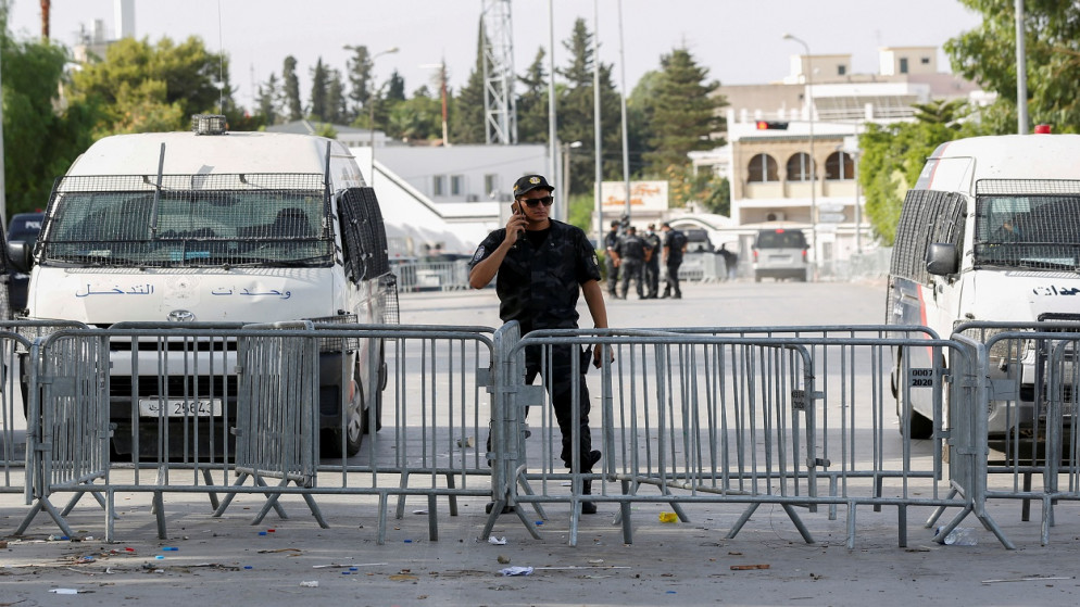 ضابط شرطة يقف أمام مبنى البرلمان في تونس العاصمة، 27 يوليو 2021. (رويترز)