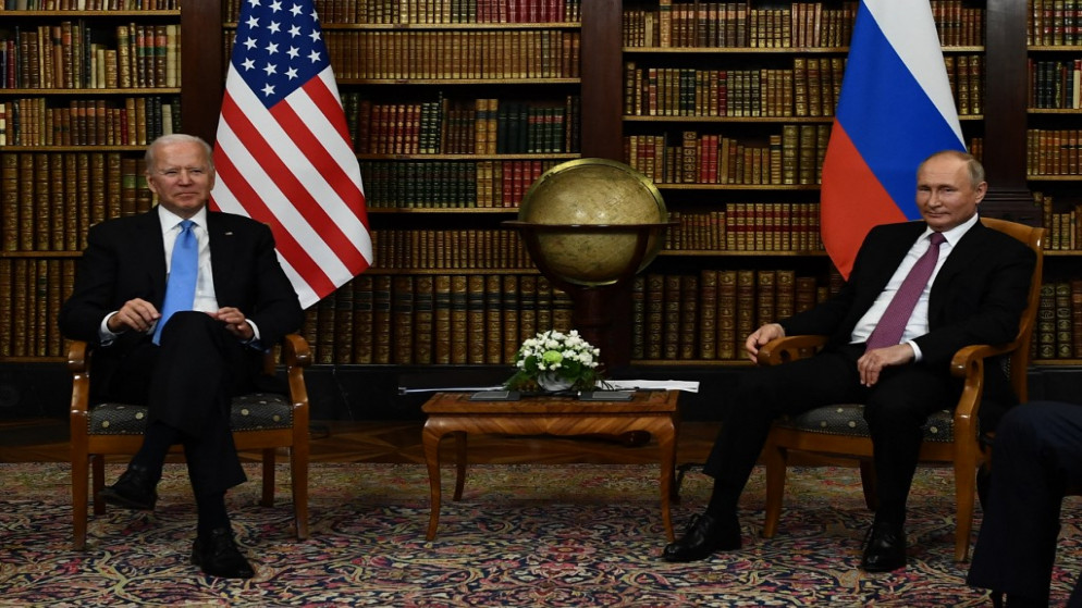 الرئيس الأميركي جو بايدن (يسار) والرئيس الروسي فلاديمير بوتين (يمين)، قبل القمة الأميركية الروسية، في جنيف، 16 حزيران/يونيو 2021. (أ ف ب)