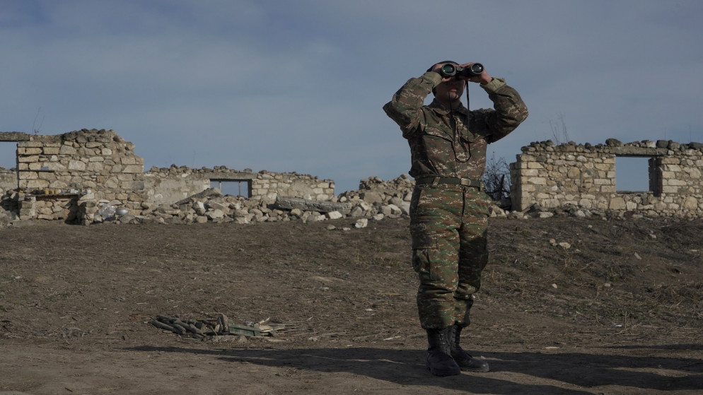 جندي يقف في مواقع قتالية في منطقة ناغورني كاراباخ . 11 يناير /كانون الثاني 2021.(رويترز)