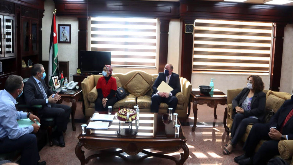 لقاء وزير الصحة فراس الهواري مع قائد وحدة الأبحاث الطبية بالبحرية الأميركية (نامرو-3) لفرع القاهرة صموئيل ليفين (بترا)
