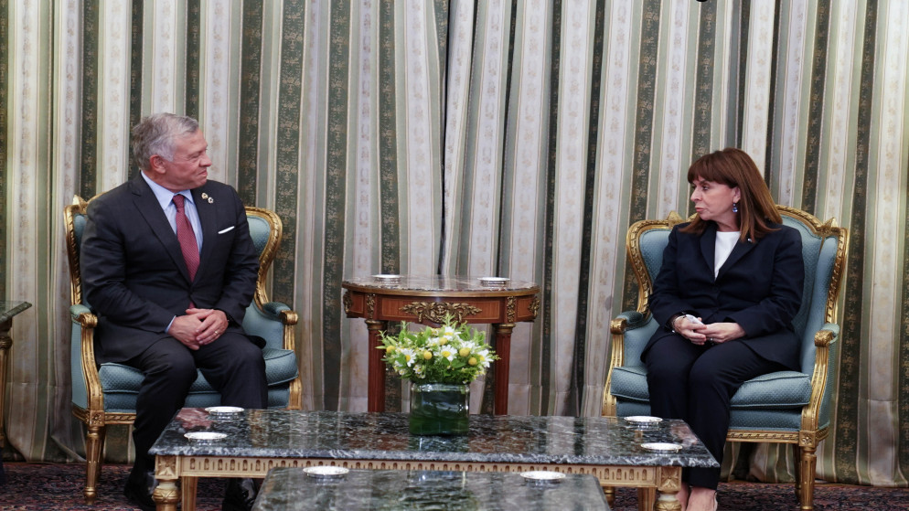 جلالة الملك عبدالله الثاني خلال اجتماعه مع الرئيسة اليونانية إيكاتيريني ساكيلاروبولو. (الديوان الملكي الهاشمي)