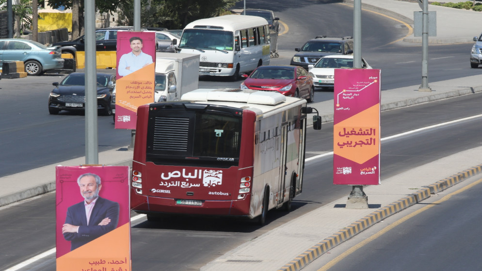 حافلة تعمل ضمن مشروع الباص سريع التردد بعد إطلاق تشغيله التجريبي لمساره الأول 27 تموز/يوليو 2021. (صلاح ملكاوي/ المملكة)