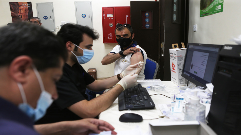 شخص يتلقى اللقاح الواقي من فيروس كورونا في عمّان. (صلاح ملكاوي / المملكة)