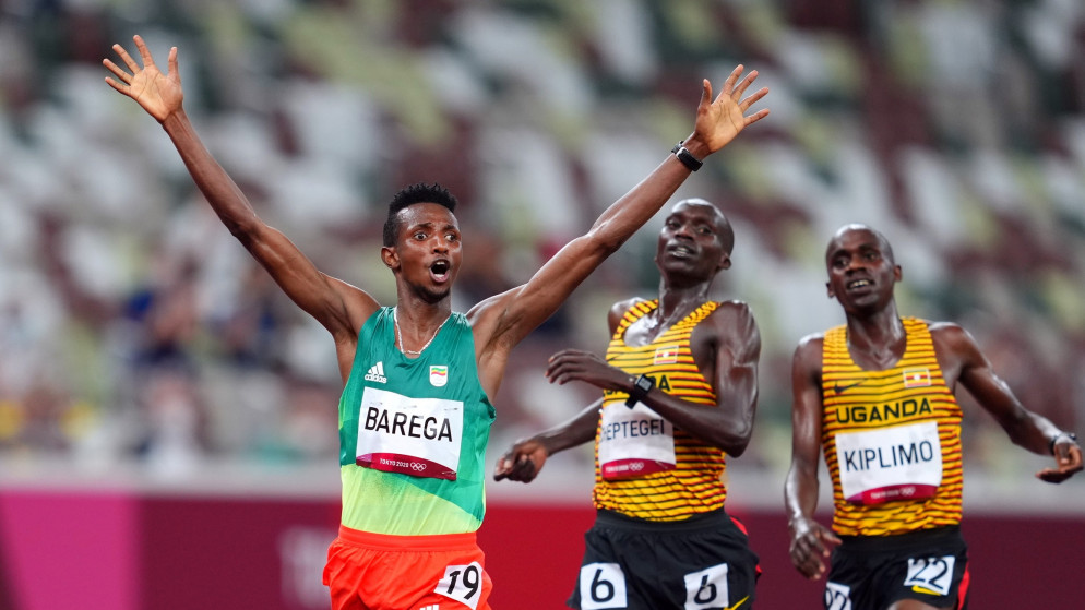 الإثيوبي سيليمون باريغا يحتفل بفوزه بالميدالية الذهبية في سباق 10 آلاف متر. _(رويترز)