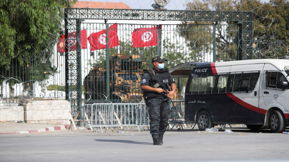 ضابط شرطة يقف أمام مبنى البرلمان في تونس العاصمة، 29 تموز/يوليو 2021. (رويترز / عمار عوض)