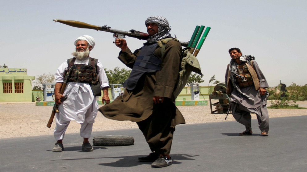 مسلحون يدعمون القوات الأفغانية في قتالهم ضد طالبان في ضواحي ولاية هرات في أفغانستان، 10 تموز/يوليو 2021. (رويترز/جليل أحمد)
