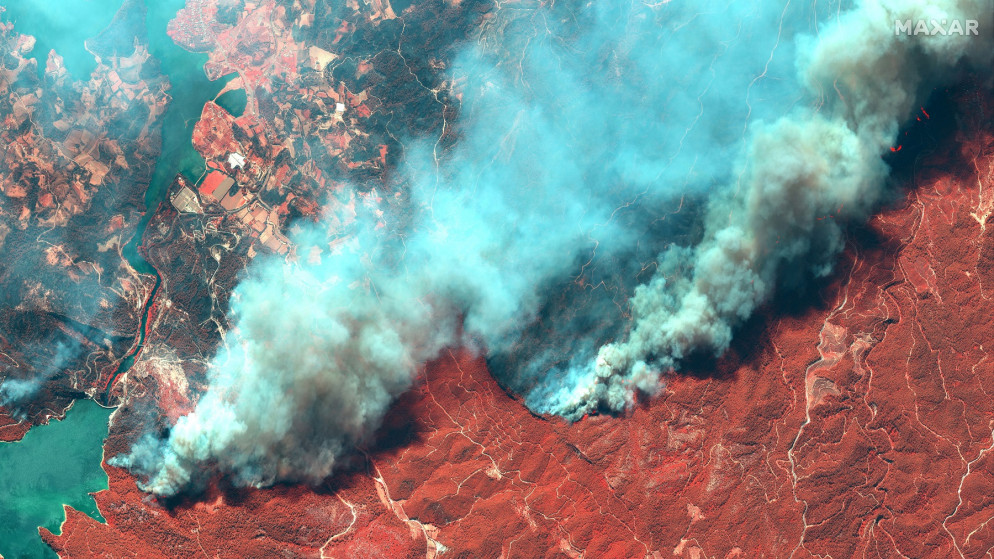 تُظهر صورة أقمار اصطناعية ملونة بالأشعة تحت الحمراء حرائق الغابات بالقرب من أويمابينار، تركيا، 29 تموز/ يوليو 2021 (رويترز)