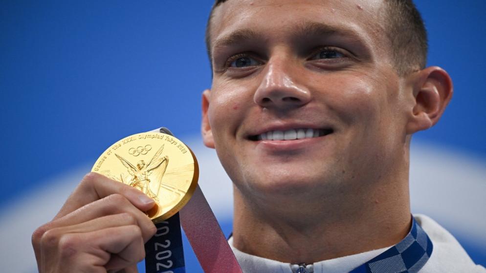 الأميركي كايليب دريسل يحمل ثالث ميدالياته الذهبية في أولمبياد طوكيو. 31 تموز/ يوليو 2021. (أ ف ب)