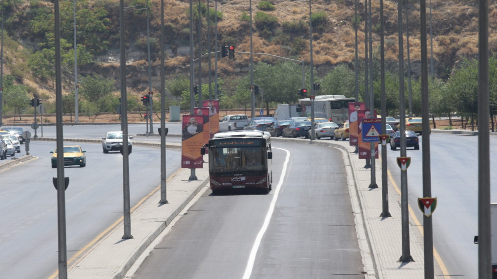 حافلة تعمل ضمن مشروع الباص سريع التردد بعد إطلاق تشغيله التجريبي لمساره الأول 27 تموز/يوليو 2021. (صلاح ملكاوي / المملكة)