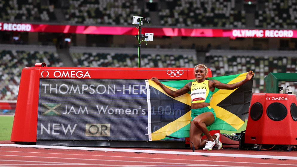 الجامايكية إيلاين تومسون-هيراه بذهبية سباق مسافة 100 متر بجانب رقمها الأولمبي 10.61 ث. (رويترز)