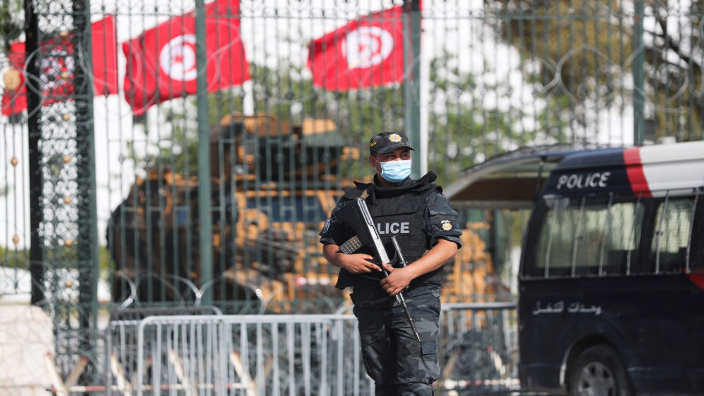ضابط شرطة يقف أمام مبنى البرلمان في تونس العاصمة، 29 تموز/يوليو 2021. (رويترز)