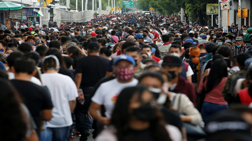 يصطف أشخاص، تتراوح أعمارهم بين 18 و 29 عامًا، لتلقي جرعة من لقاح فيروس كورونا سبوتنيك الخامس، في مكسيكو سيتي، المكسيك، 30 تموز/ يوليو 2021. (رويترز)