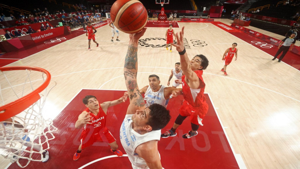 جانب من مباراة الأرجنتين واليابان في منافسات كرة السلة للرجال بأولمبياد طوكيو. (أ ف ب)