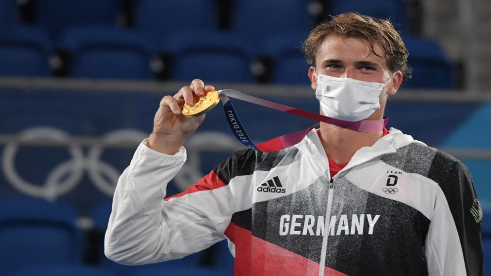 الألماني ألكسندر زفيريف الحاصل على الميدالية الذهبية خلال حفل توزيع ميدالية كرة المضرب الفردي للرجال في أولمبياد طوكيو 2020. 01/08/2021. (تيزيانا فابي/ أ ف ب)
