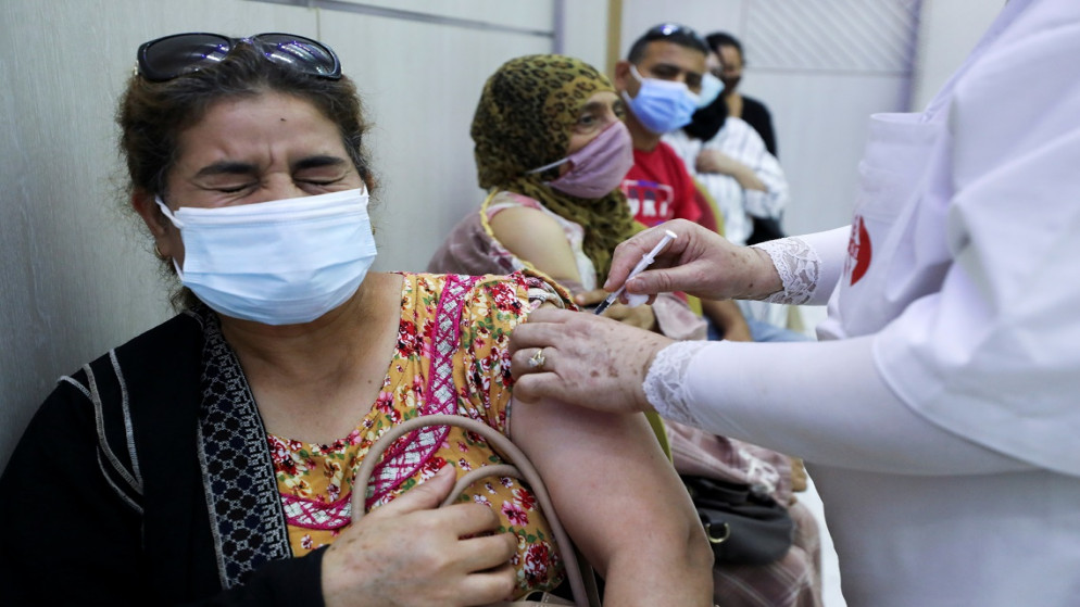 امرأة تتلقى لقاحا واقيا من الفيروس في أحد مراكز التطعيم في تونس العاصمة 1 آب/أغسطس 2021. (رويترز / عمار عوض)