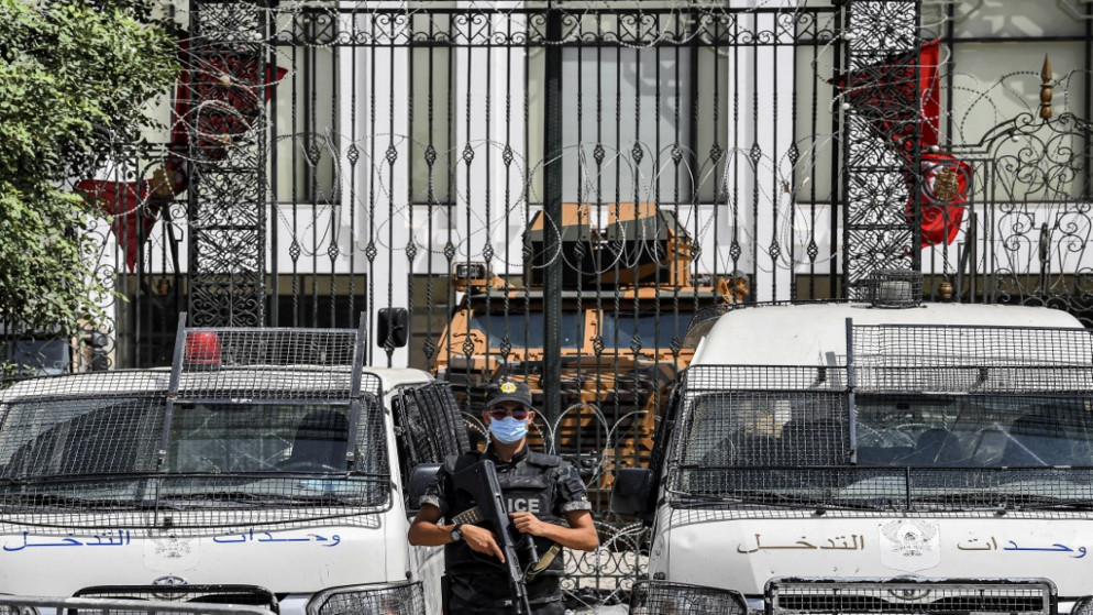 عنصر من قوات الأمن التونسية يقف حارسا خارج مقر البرلمان في باردو بتونس العاصمة يوم 31 تموز/ يوليو 2021.(أ ف ب)
