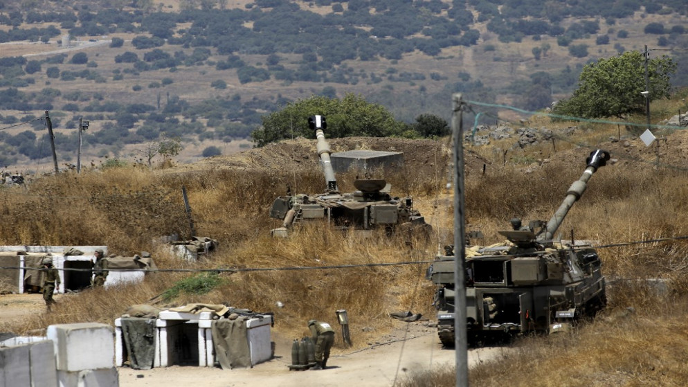 مدفعية تابعة لجيش الاحتلال الإسرائيلي تتخذ مواقعها في بلدة كريات شمونة الشمالية بعد إطلاق صواريخ من لبنان ، 4 آب/أغسطس 2021. (أ ف ب)