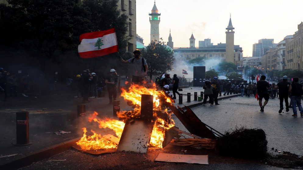 نيران خلال تظاهرة في وسط بيروت بعد عام انفجار المرفأ في العاصمة الذي أودى بحياة أكثر من مئتي شخص. (رويترز)