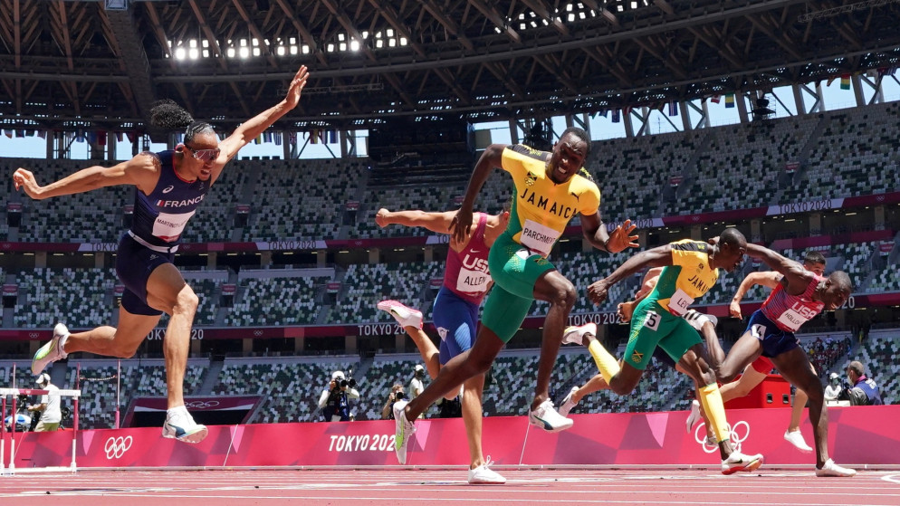 الجامايكي هانسل بارتشمنت يفوز بسباق 100 متر حواجز في أولمبياد طوكيو. (رويترز)