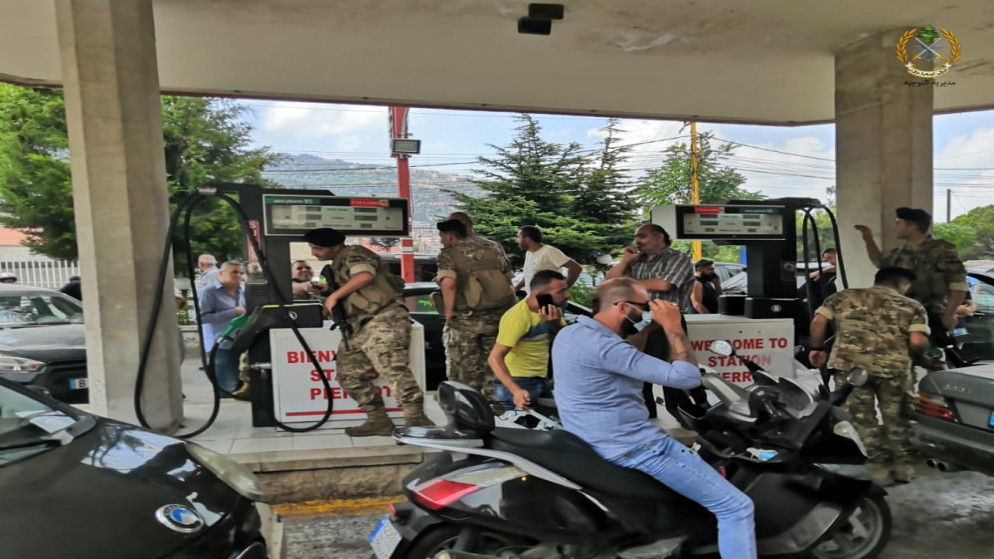 الجيش اللبناني يداهم محطات الوقود المغلقة ويوزع البنزين مجانا على المواطنين. (الجيش اللبناني)