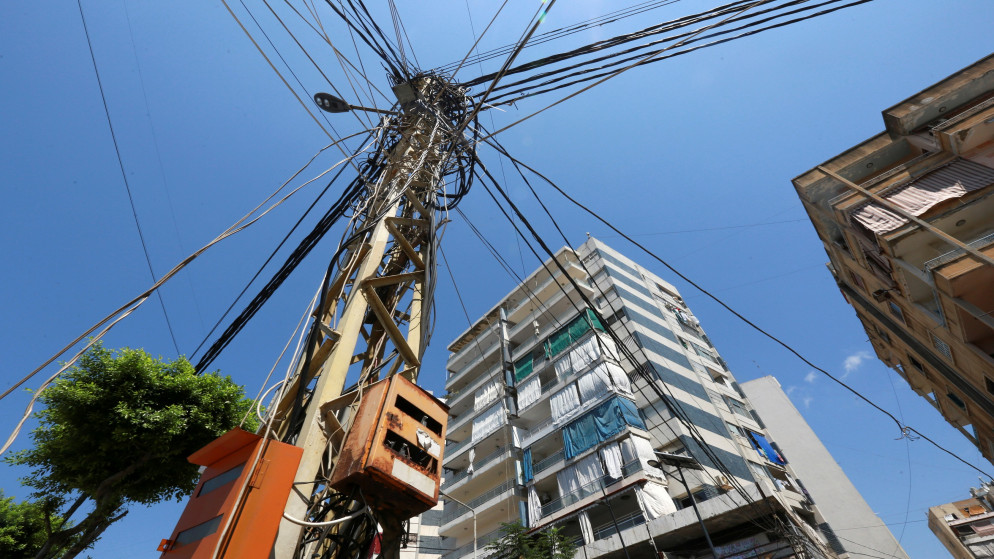 كابلات الكهرباء في مدينة صور في لبنان، 11 آب/أغسطس 2021. (رويترز)