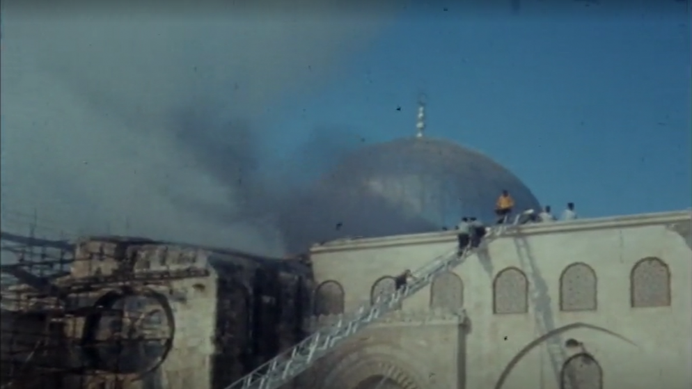 جهود لإطفاء حريق المسجد الأقصى في القدس المحتلة. (رويترز)