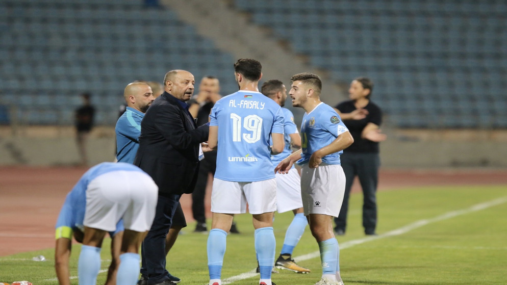 المدير الفني المستقيل لنادي الفيصلي حكيم شاكر يوجه اللاعبين خلال مباراة أمام الوحدات. (صلاح ملكاوي/ المملكة)