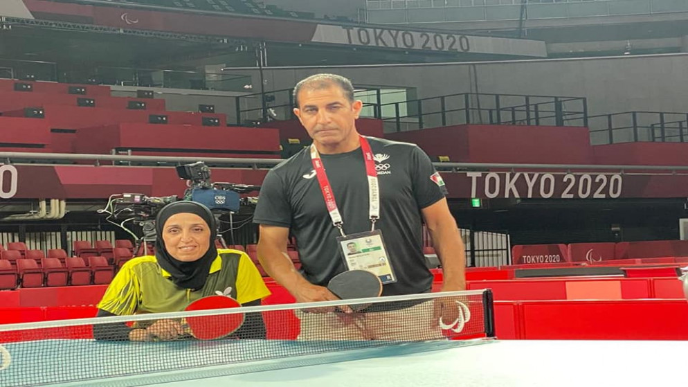 لاعبة المنتخب الوطني لكرة الطاولة البارالمبية ختام أبو عوض برفقة مدربها. (اللجنة البارالمبية الأردنية)